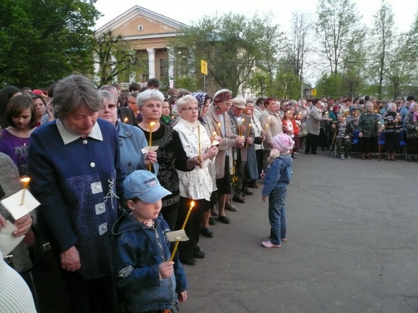 12:26 Накануне Дня Победы сотни Свечей Памяти зажглись в городе Шумерле